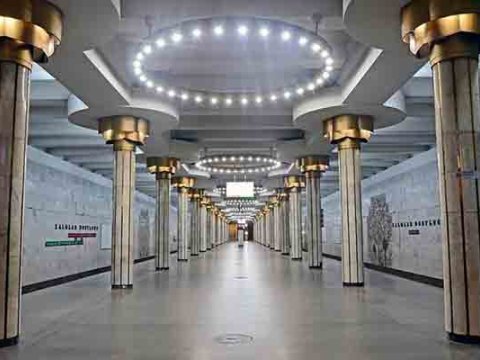 Metroda insident - Oğlan qatar yoluna yıxıldı