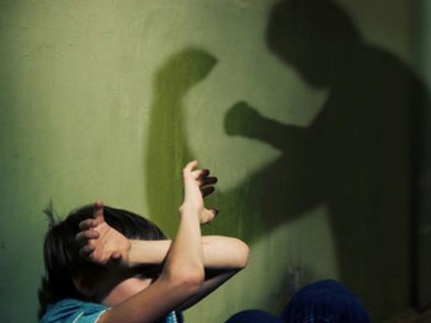 5 yaşlı uşağa əzab verən ana və sevgilisi SAXLANILDI