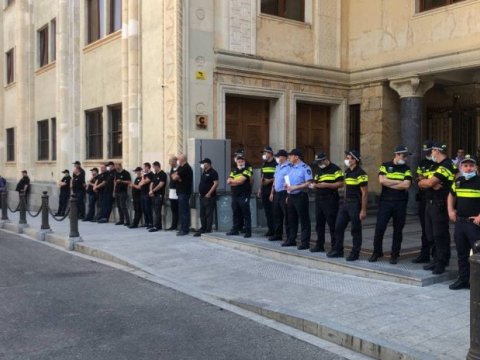 Gürcüstanda parlament önünə çox sayda polis yeridildi