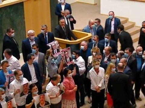 Gürcüstanda nazirin çıxışına parlamentdə imkan verilmədi - İclas yarımçıq dayandırıldı