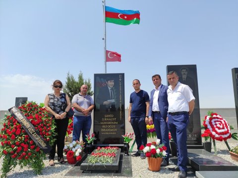 PJB üzvləri şəhid jurnalistin məzarını ziyarət etdilər - FOTOLAR  