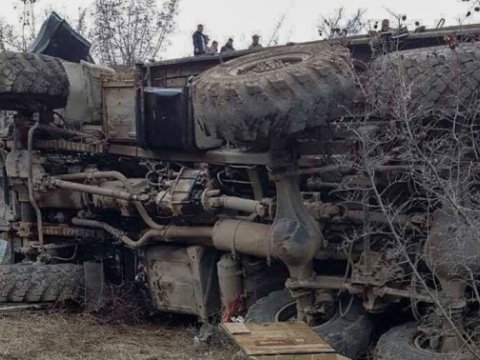 Zəngəzurda mərmi daşıyan “Ural” aşdı: Erməni hərbçilər ağır yaralandı