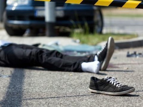 Avtobus yolu keçən piyadanı VURDU