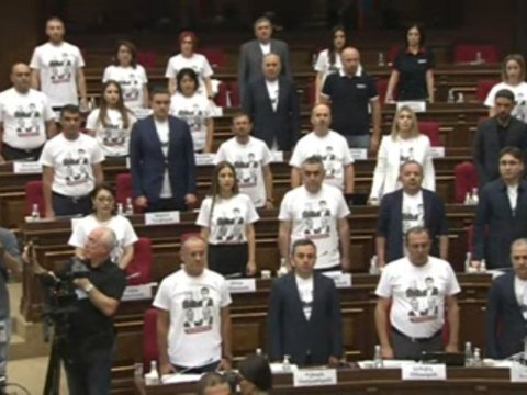 Ermənistan müxalifəti parlamentin ilk iclasında şou yaratdı – FOTO
