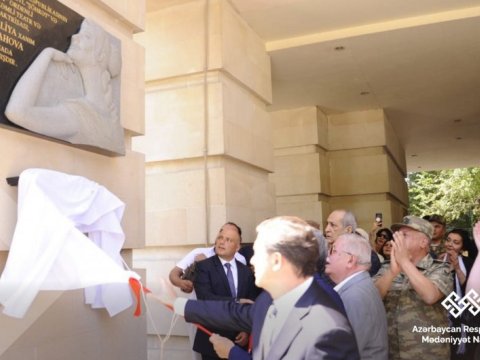 Amaliya Pənahovanın barelyefi qoyuldu