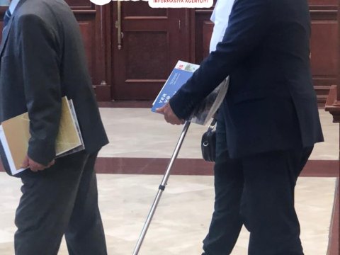 İsa Həbibbəyli Milli Məclisə əsa ilə gəldi - SƏBƏB