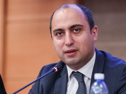 Emin Əmrullayev: “Dərs saatı ən azı 18 olmalıdır” 