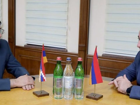 Araik Arutunyan müdafiə naziri ilə görüşdü