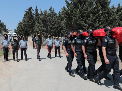 Vilayət Eyvazov vəfat edən polisin vida mərasimində - FOTO