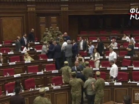 Ermənistan parlamentində qarşıdurma: İclas zalına polis yeridildi