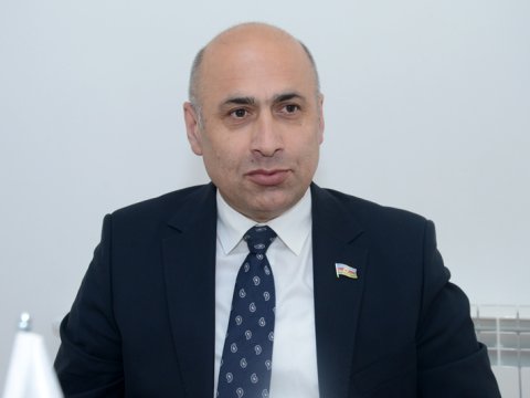 Həmkarı Eldəniz Səlimovun yanına getmək istəyir