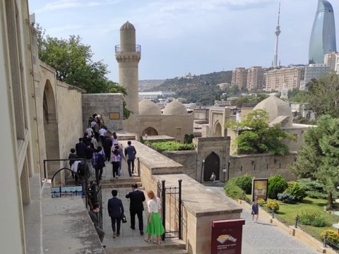 Koreyanın spikeri İçərişəhəri gəzdi