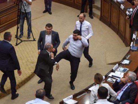 Ermənistan parlamentində dava: iclas yarımçıq saxlanıldı (VİDEO)