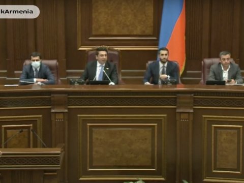 Ermənistan parlamentində yenə dava düşdü