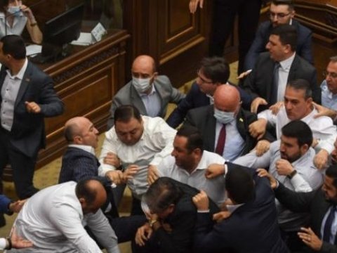 Paşinyanın qaynını parlamentdən qovdular