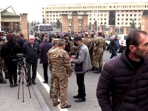 İtkin düşmüş hərbçilərin ailələri Yerevanda aksiya keçirdi