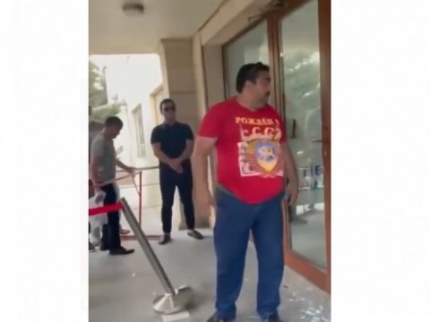 Poliklinikanın şüşəsini sındıran şəxsə cinayət işi açıldı