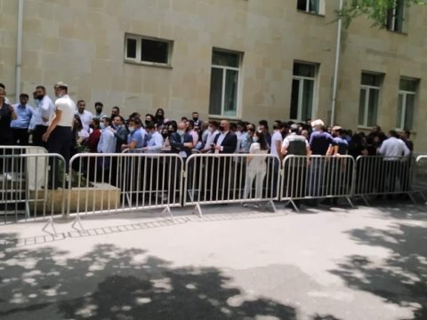 Vaksin növbələri yoluxmaya yol açır - Deputat və həkimdən ETİRAZ