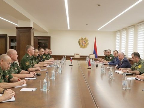 Rusiyalı və erməni generallar görüşdü