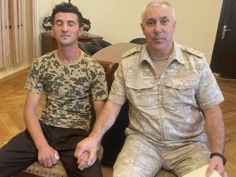 Rüstəm Muradov erməni separatçıların əsir götürdüyü hərbçimizlə görüşdü – FOTO