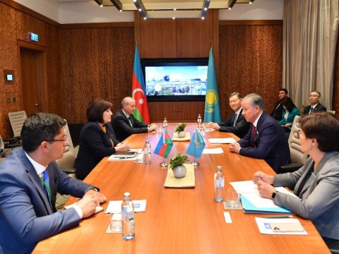 Spiker Qazaxıstan parlamentinin sədri ilə görüşdü