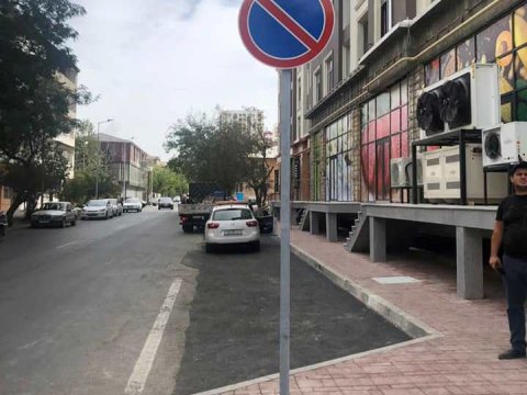 Bakıda tikinti şirkəti piyada səkisini ZƏBT ETDİ