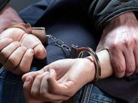 Polisi söyüb geyimini çıxaran şəxs tutuldu