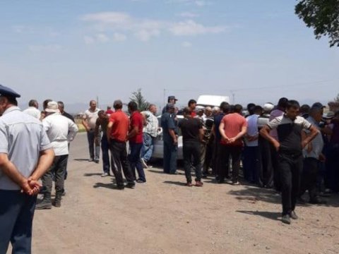 Fermerlər Yerevana gedən yolu bağladı