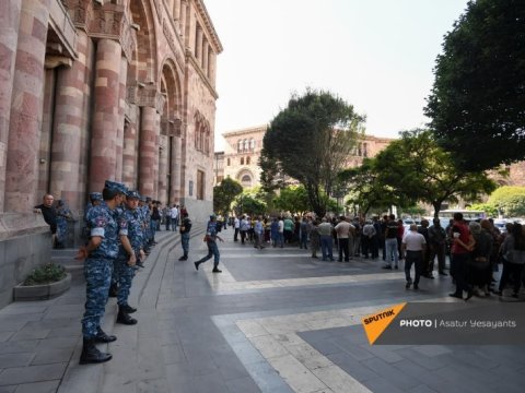 Hadrut erməniləri Yerevanda aksiya keçirdi: “Bizə ev verin”