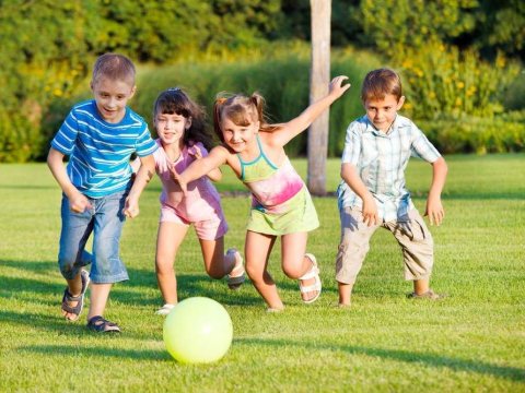 Küçədə oynayan uşaqlar aralarında 6 addımlıq məsafə saxlamalıdır