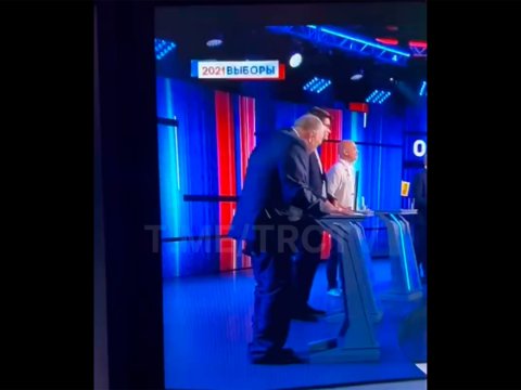 Jirinovskinin şalvarı əynindən düşdü – VİDEO