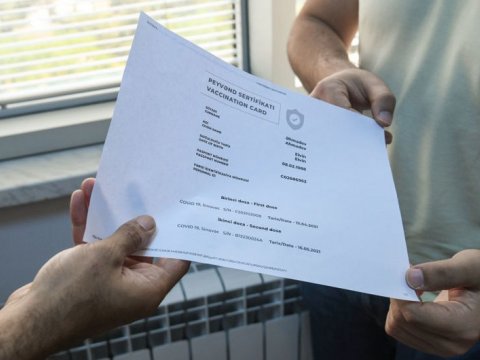 250 manata saxta vaksin sənədi satan həkimlərə cinayət işi açıldı