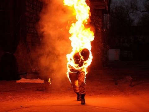 Kürəkən qayınata və qayınanasının üzərinə benzin töküb yandırdı