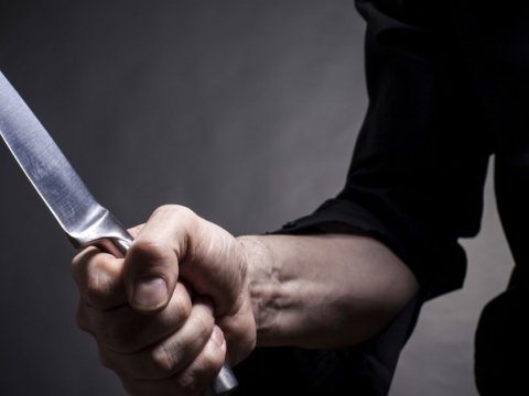 Məhkəmənin qarşısında arvadını öldürən müəllimdən XƏBƏR VAR