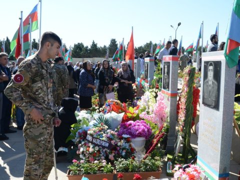 Xalq qəhrəman şəhidlərini yad edir - FOTOLAR