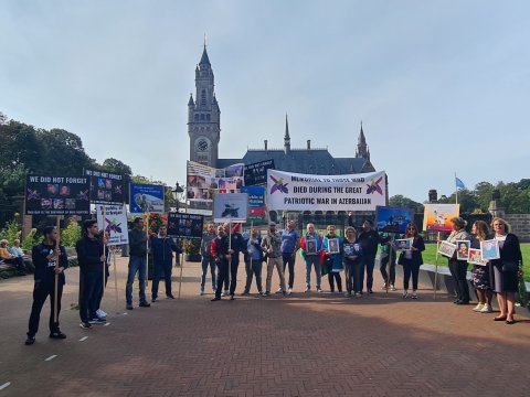 Haaqada Anım Günü ilə əlaqədar “səssiz” yürüş təşkil edilib