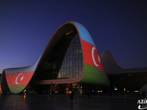 Bayrağımız Heydər Əliyev Mərkəzi və “Alov qüllələri”ndə əks olundu - FOTOLAR
