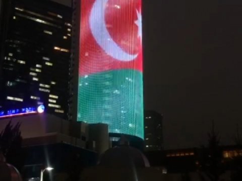 Bayrağımız Nur-Sultanın ən hündür binalarından birində - FOTO