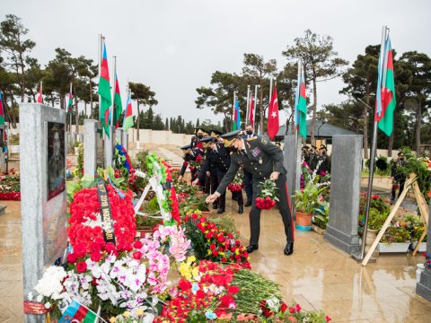 Vilayət Eyvazov Şəhidlərin məzarını ziyarət edib