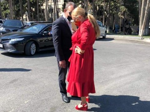 Şəhidlərin Anım Günündə al qırmızı geyinən Mehriban Qaralova kimdir? - TƏBİB-dən REAKSİYA 