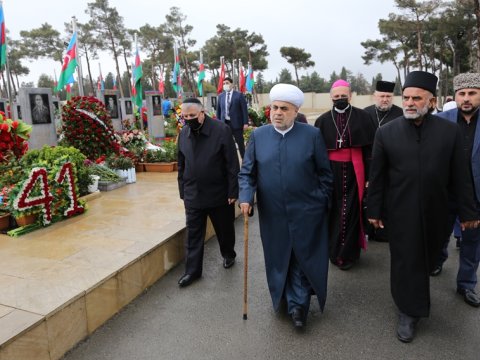 Şeyxülislam din xadimlərini II Fəxri xiyabana apardı  