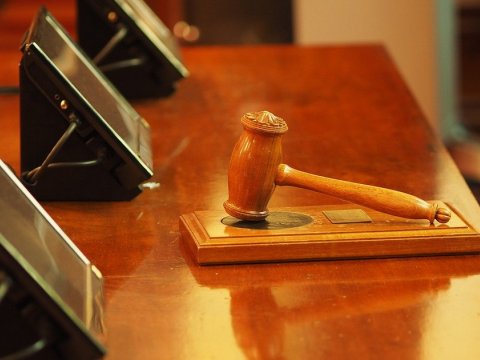 Bakıda 1 yaşlı oğlunu öldürən atanın məhkəməsi başlayır