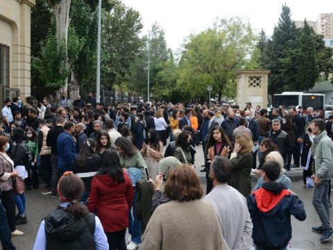 “Mühafizəçilər universitet ərazisindən kənara nəzarət etmirlər”  - BDU-dan sıxlığa cavab