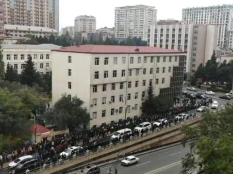 Dillər Universitetində də vaksin tələbi SIXLIQ YARATDI