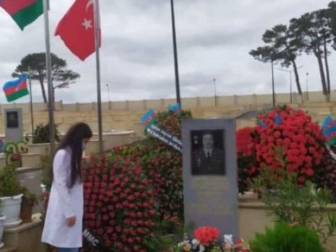 Polad Həşimovun qızı ilk dərs günü atasının məzarını ziyarət etdi - FOTO