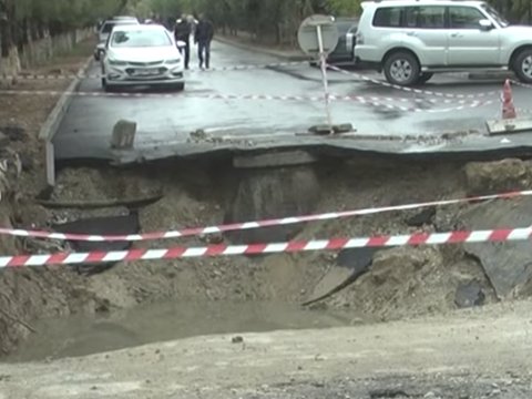 Universitetin qarşısındakı yol ÇÖKDÜ
