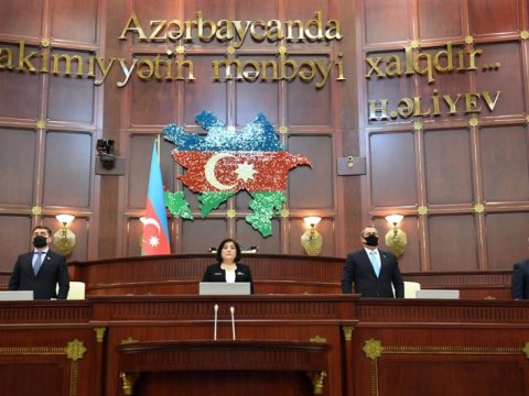 Parlamentdə şəhidlərin xatirəsi anıldı