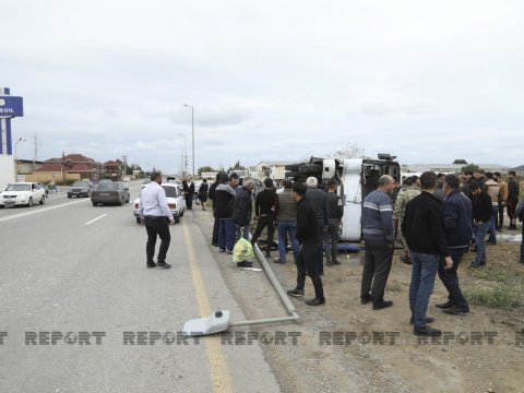 Abşeronda sərnişin avtobusu aşdı, xəsarət alanlar var - Fotolar