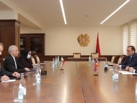 Ermənistanın müdafiə naziri İranı TƏRİFLƏDİ