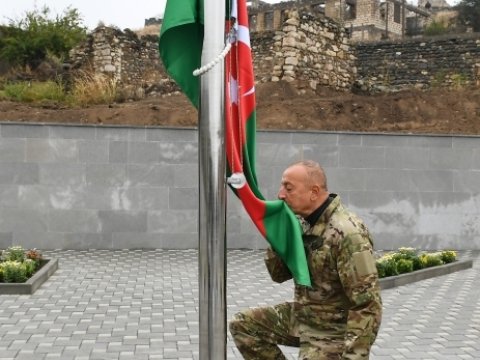Prezident Talış kəndində Azərbaycan bayrağını ucaltdı